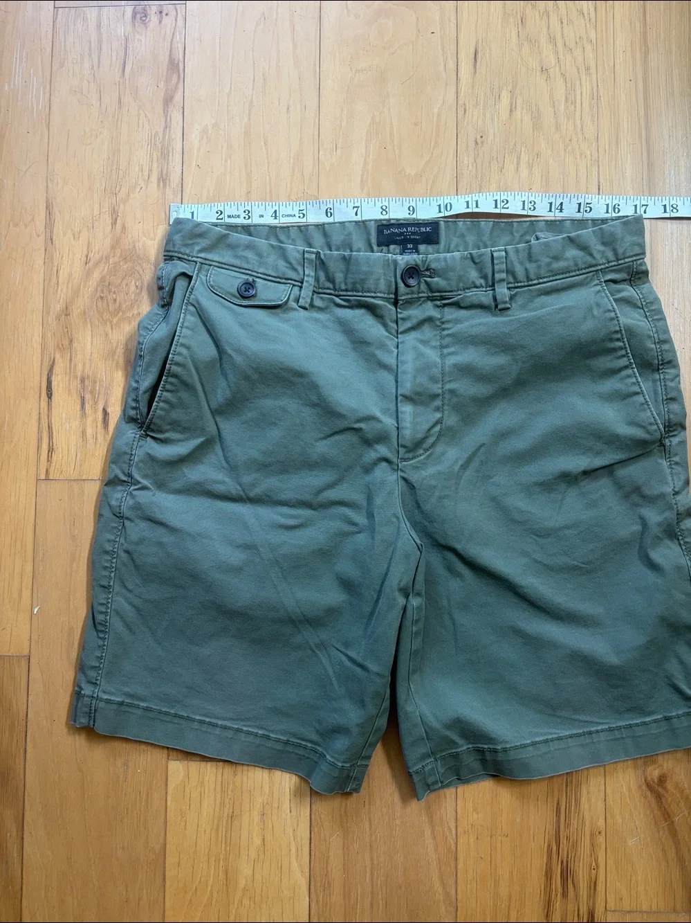 Banana Republic khaki green shorts size 33